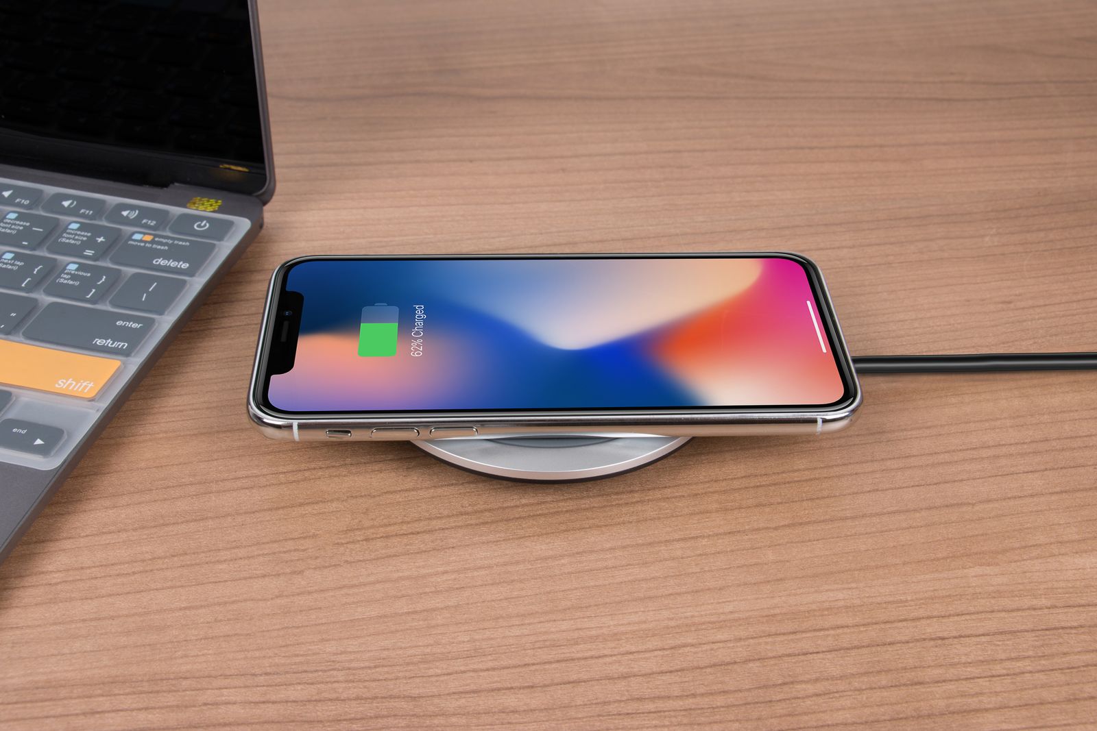 iPhone cargando junto a una laptop, listo para hacer backup