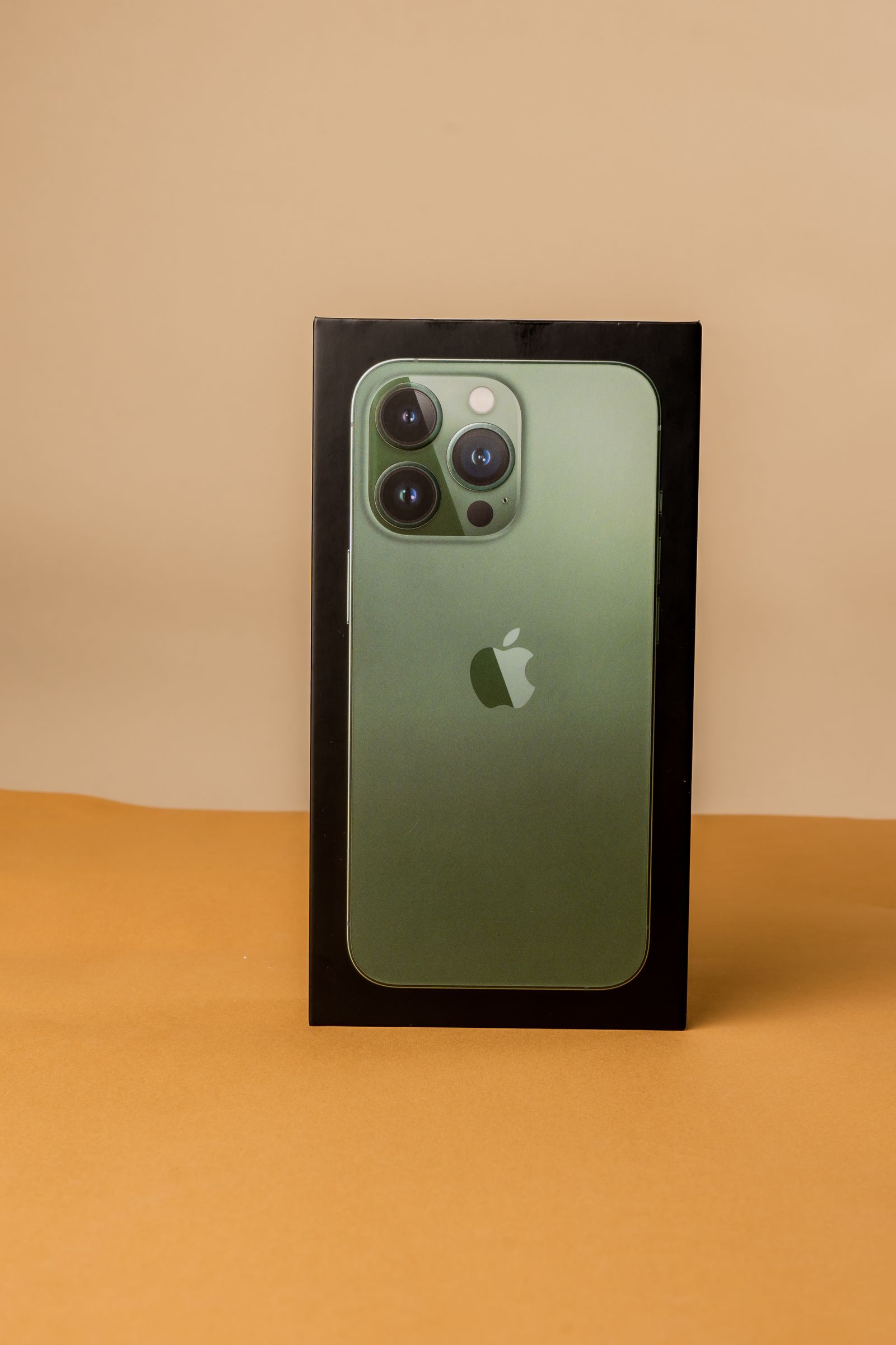 iPhone nuevo dentro de su caja, sin abrir
