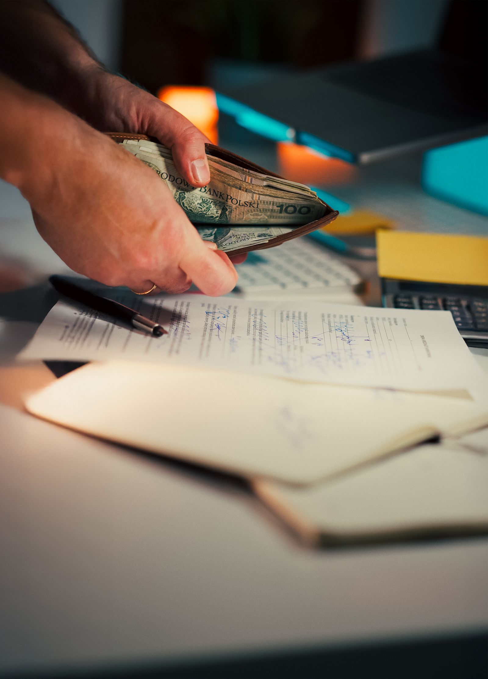 Persona contando dinero en efectivo sobre un escritorio